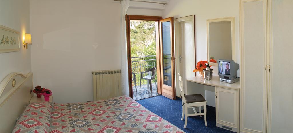 Hotel Rosalpina Riva del Garda Extérieur photo