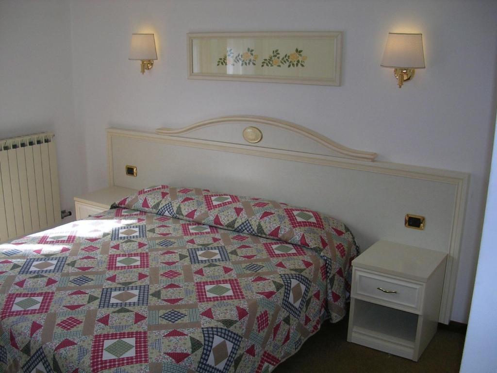 Hotel Rosalpina Riva del Garda Chambre photo