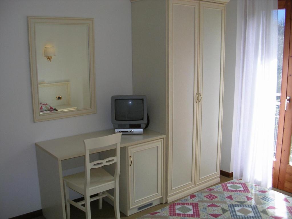 Hotel Rosalpina Riva del Garda Chambre photo